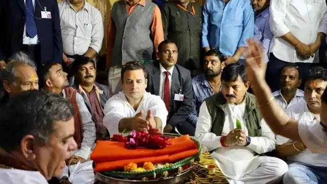 મંદિરમાં બીજા નેતાઓ સાથે પૂજા કરતા રાહુલ ગાંધી