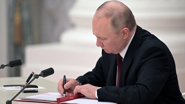 Путин подписывает указ о признании ДНР и ЛНР