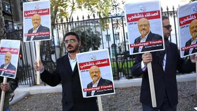 محتجون يقفون خارج سفارة السعودية في لندن تأييدا لخاشقجي