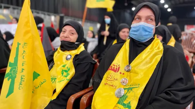 يكى از زنان طرفدار حسن نصرالله كه خودش را "ام شهيد على" (مادر شهيد على) معرفى مىكند در جواب سوالم درباره انتخابات مىگويد كه او و خانوادهاش و خيلیهاى ديگر در اين منطقه دارند خودشان را براى "جنگ" آماده مىكنند