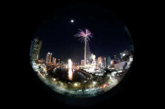 A foto tirada com uma lente tipo olhoroleta de pokerpeixe mostra a queimaroleta de pokerfogos no alto da torre Lotte World, no centroroleta de pokerSeul, na Coreia do Sul