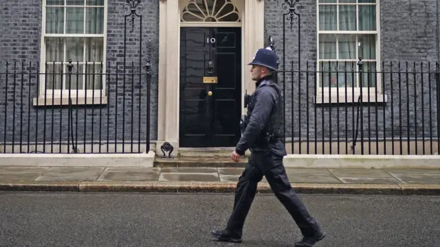 ضابط شرطة بريطاني يسير في داونينغ ستريت، 04 فبراير/شباط 2022