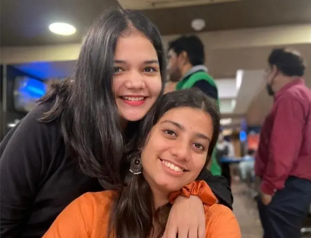 సమృద్ధి కె సకునియా, స్వర్ణ ఝా