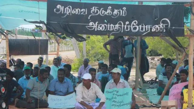 ஒலுவில் துறைமுகம்: மக்களும் மீனவர்களும் எதிரும் புதிருமாக தொடர் போராட்டம்