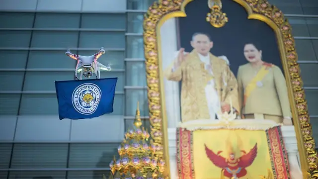 โดรนพร้อมธงทีมเลซสเตอร์ ซิตี บินผ่านหน้าโรงแรมคิงพาวเวอร์ ระหว่างการถ่ายทอดสดฟุตบอล เมื่อปี 2559
