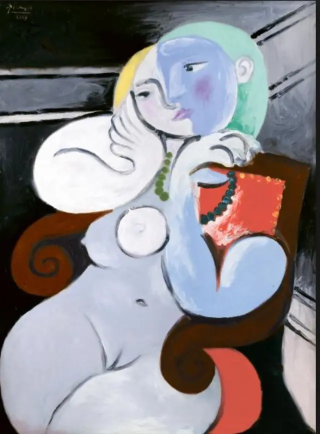 Обнаженная в красном кресле