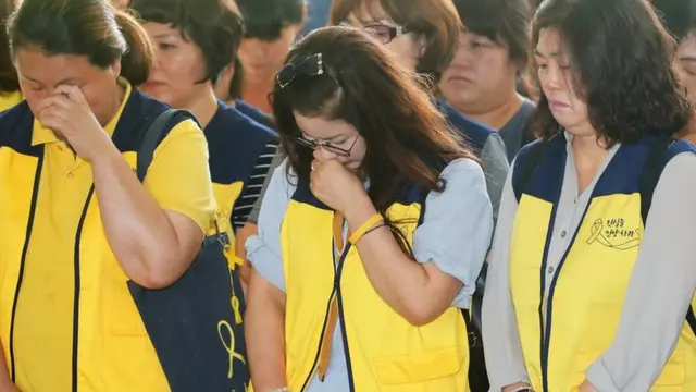 '국가 책임 인정'한 법원 판결을 듣고 눈물 흘리는 세월호 유가족