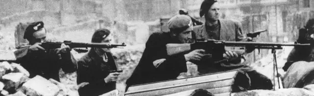 Combattants polonais tenant des fusils