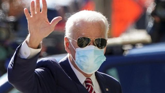 Joa Biden usando máscara