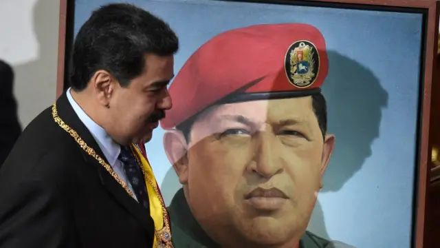 Nicolás Maduro ante un retrato de Hugo Chávez