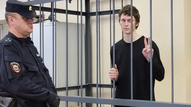 Егор Скороходов (по паспорту - Игорь Мальцев) называет себя пацифистом