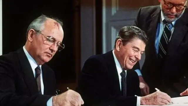 Kiongozi wa Soviet Mikhail Gorbachev na rais wa Marekani Ronald Reagan walitia saini makubaliano hayo ya 1987