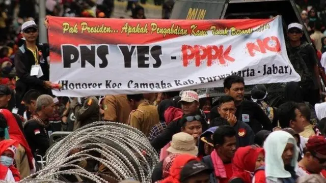 Guru honorer dari berbagai daerah berunjukrasa di depan Istana Merdeka, Jakarta, Selasa (30/10/2018)