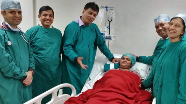 మీనాక్షి, డాక్టర్ శైలేష్ పుంటాంబేకర్ టీమ్