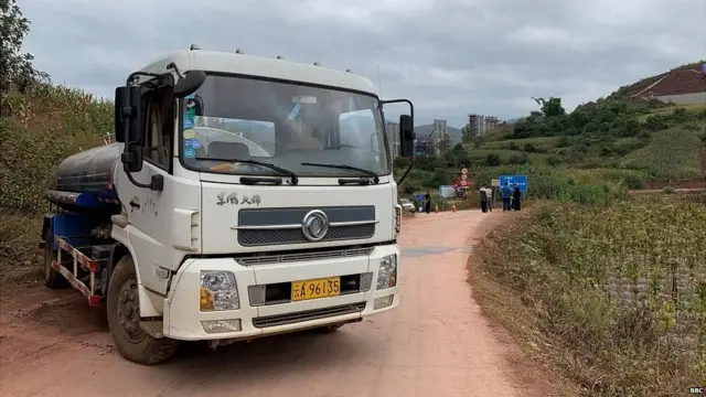 बीबीसी की टीम के रास्ते में रुकावटें डाली गईं.