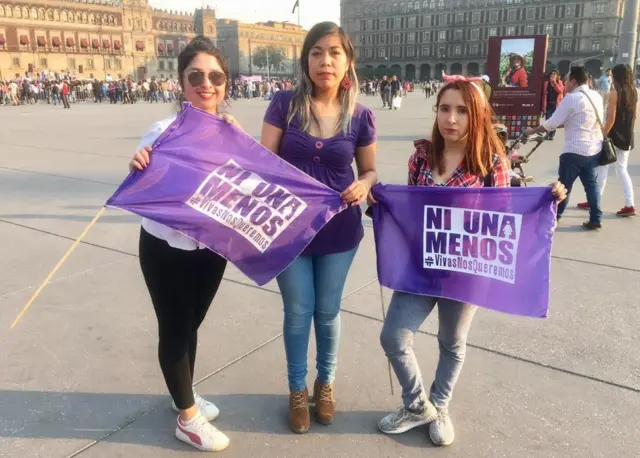 Mujeres manifestándose.