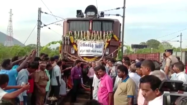 वाटर ट्रेन, पानी के वैगन की ट्रेन, ट्रेन, चेन्नई, जल संकट, पानी, ट्रेन पर पानी