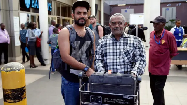 Ahmed Khalid e o pai no aeroportodownload caça niquelNairóbi