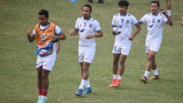 नेपाली फुटबल खेलाडीहरू अभ्यास गर्दै
