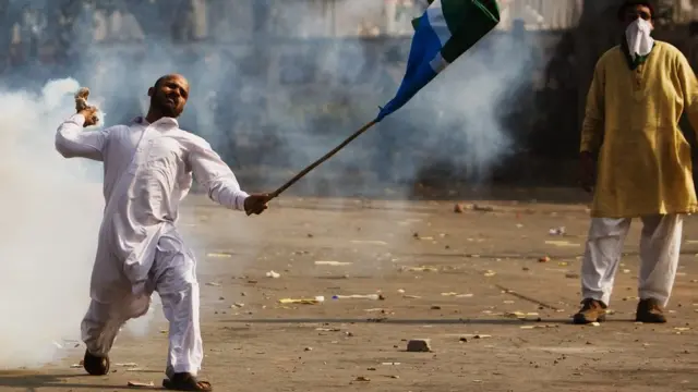 اناما مقدمے سے لیکر ختم نبوت کے دھرنے تک اور اب ماڈل ٹاؤن سانحے کی نجفی رپورٹ کا اجرا۔ یہ وہ سنگ میل ہیں پجو یکے بعد دیگرے حکمران جماعت کی سیاسی ساکھ کے لیے ایک سے ایک بڑھ کر دھچکا کہے جا سکتے ہیں۔