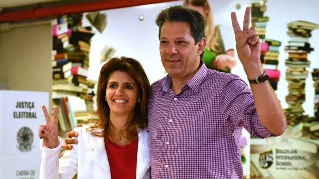 Fernando Haddad (PT) ao lado da esposta, Ana Estela