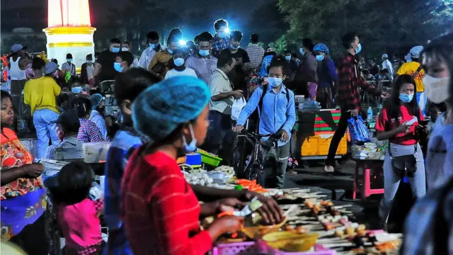 တန်ဆောင်တိုင်ပွဲတော် ကာလမှာ လူစုလူဝေးတွေ ဖြစ်ခဲ့တဲ့ ရန်ကုန်မြို့က မဟာဗန္ဓုလပန်းခြံ