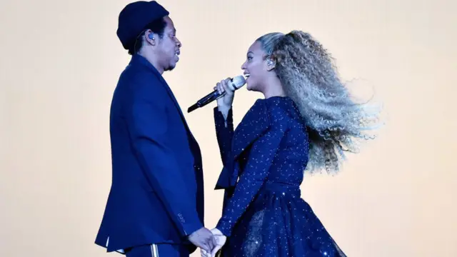 Jay-Z and Beyonce Knowles perform on stage during dia 'On the Run II' tour for Principality Stadium on June 6, 2018 for Cardiff, Wales