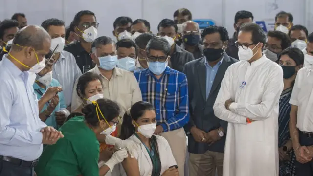 मुंबई, पुणे आणि विदर्भातील काही जिल्ह्यात गेल्या काही दिवसांपासून कोरोनाचा संसर्ग मोठ्या प्रमाणावर पसरतोय. कोव्हिड-19 चा संसर्ग ग्रामीण भागात पसरत असल्याने राज्य सरकारची चिंता वाढलीये.