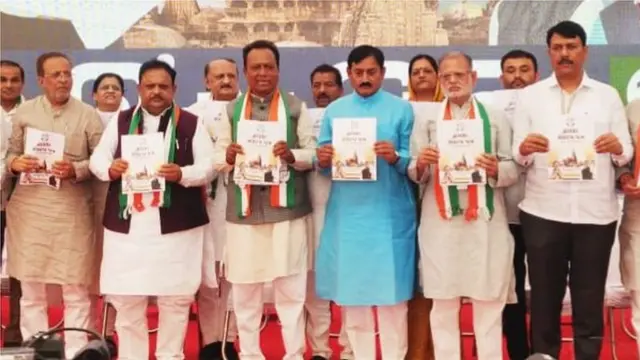 સંકલ્પપત્ર જારી કરતા ગુજરાત કૉંગ્રેસના નેતાઓ