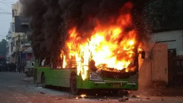 எரியும் பேருந்து