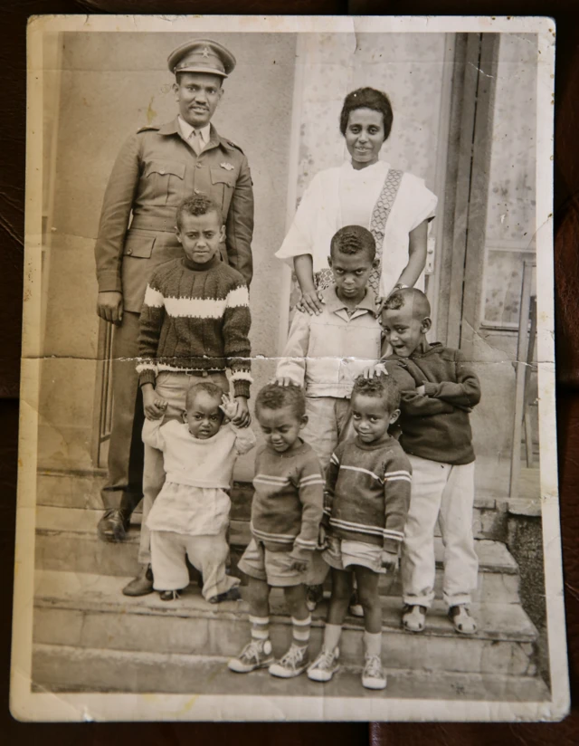 ኮ/ል አጥናፉና ባለቤታቸው ወይዘሮ አስናቀች ከበደ ከልጆቻቸው ሳምሶን፣ ቴዎድሮስ፣ ሱራፌል፣ ጌታሁን፣ ሰለሞንና መክብብ አጥናፉ ጋር