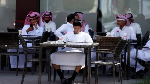 مواطنون سعوديون على أحد المقاهي