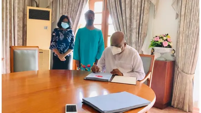 கொழும்பு துறைமுக நகர் பொருளாதார ஆணைக்குழுவின் சட்ட மூலத்தில் சபாநாயகர் மஹிந்த யாப்பா அபேவர்தன கையெழுத்திடுகிறார்.