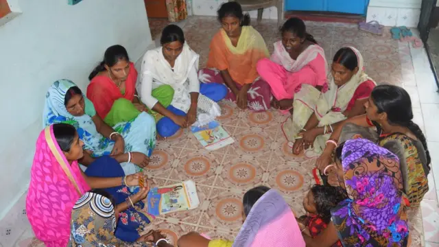 కుటుంబ నియంత్రణపై మహిళలకు చైతన్యం కల్పించేందుకు ఏర్పాటు చేసిన బృందం సభ్యులతో సమావేశమైన నిర్మా దేవి