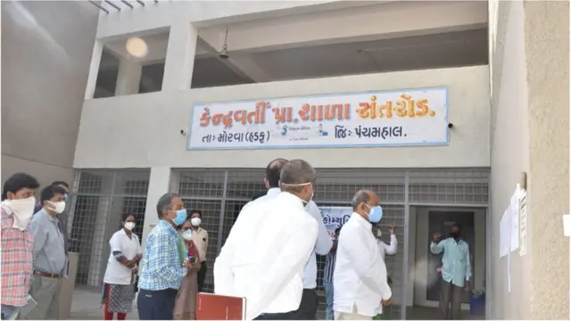 તેમણે સંતરોડ સ્થિત કોવિડ સેન્ટરની પણ મુલાકાત લીધી હતી અને સેન્ટરમાં હાજર સુવિધાઓનું નિરીક્ષણ કર્યું હતું.