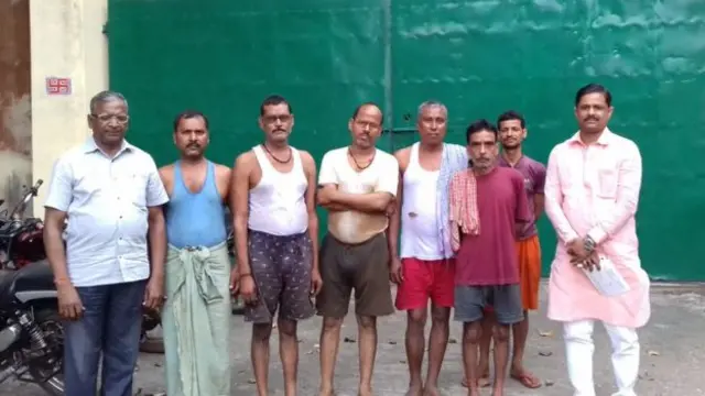 এই শ্রমিকরা বন্দুকের কারখানায় কাজ করেন