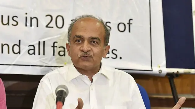 பிரசாந்த் பூஷணுக்கு ஆதரவாக களமிறங்கிய சட்ட மாணவர்கள்