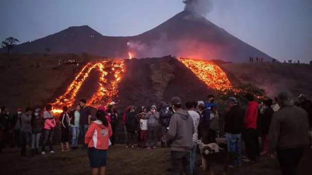 Volcán expulsando lava