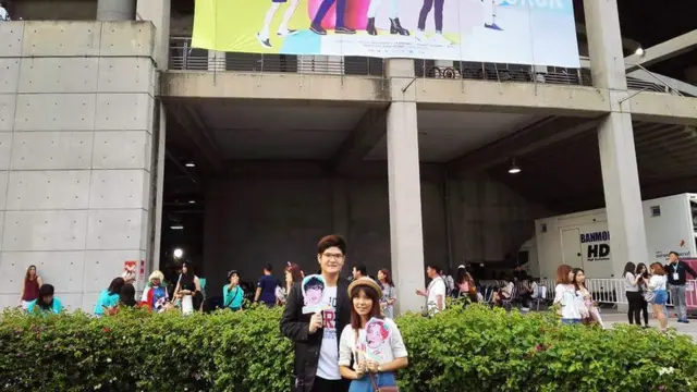 บรรยากาศการรวมตัวของแฟนคลับเกาหลีที่สถานที่จัดคอนเสิร์ต