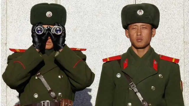 판문점에서 비무장지대(DMZ)를 넘어 남한을 바라보고 있는 북한 군인들