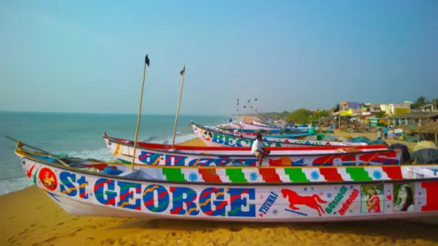 படகில் கறுப்பு கொடி கட்டி கல்லாமொழி மீனவர்கள் கடலில் இறங்கி போராட்டம்