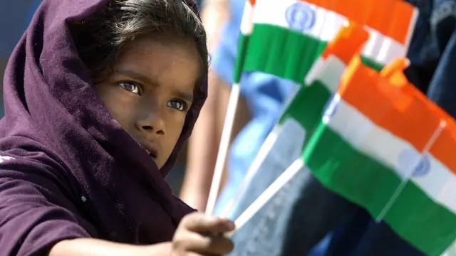 జెండాలతో బాలిక