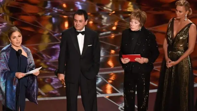 Farhadi adına ödülünü alan İranlı uzay turisti Anusheh Ansari ve NASA'nın eski bilim insanı Firouz Naderi, ünlü oyuncular Shirley MacLaine ve Charlize Theron ile birlikte.