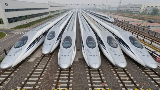 图为2014年春运前,青岛造高速动车组准备出厂投入运营。