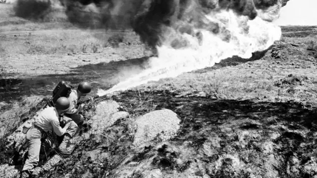 جنود أمريكيون يستخدمون قاذفة لهب ضد القوات الكورية الشمالية