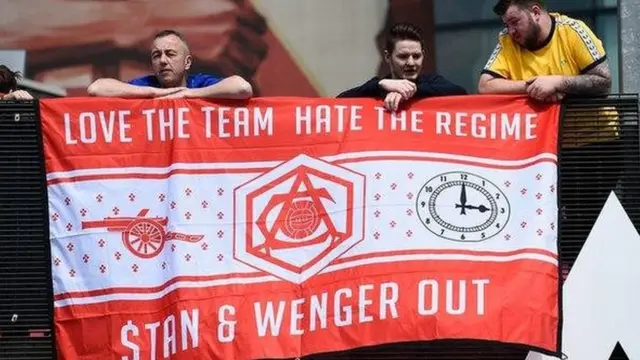 Mashabiki wa Arsenal wameandamana dhidi ya Mmiliki wa klabu hiyo Kroenke na mkufunzi Arsene Wenger