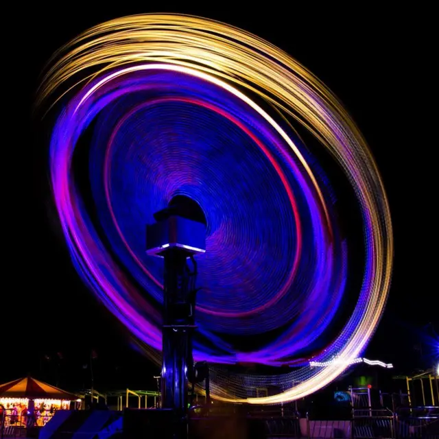 مسارات الضوء والألعاب الدائرية في أحد الملاهي