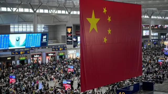 上海虹桥火车站候车大厅挤满旅客（28/9/2023）