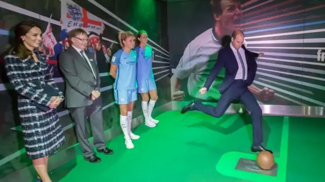 Президент Футбольной ассоциации разбежался, чтобы забить гол в серии пенальти во время своего визита в Национальный музей футбола.