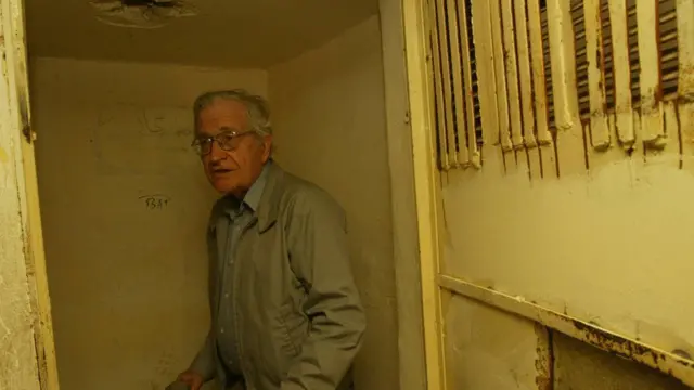 المفكر والأكاديمي الأمريكي ناعوم تشومسكي في زيارة لمعتقل الخيام عام 2000 بعد انسحاب إسرائيل من جنوب لبنان(ما عدا مزارع شبعا)